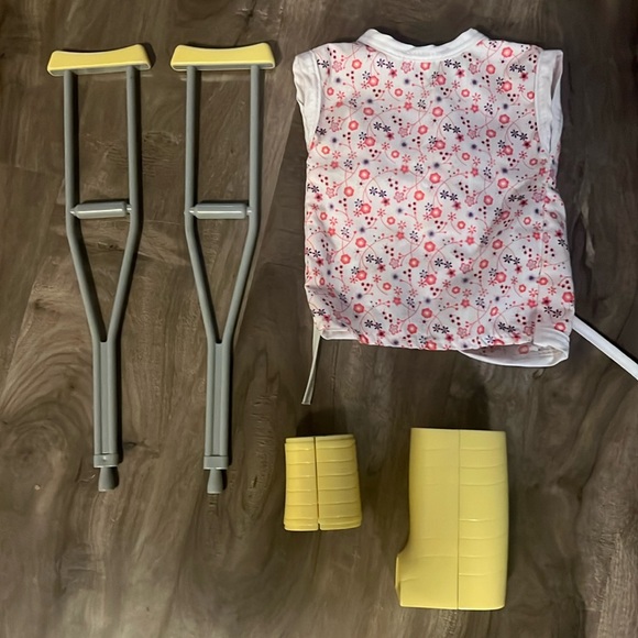 DOLL accessories - leg/arm cast, crutches and hospital gown - Picture 1 of 1